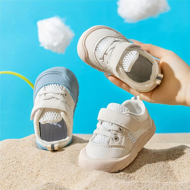 Flexibele babyschoenen op blote voeten