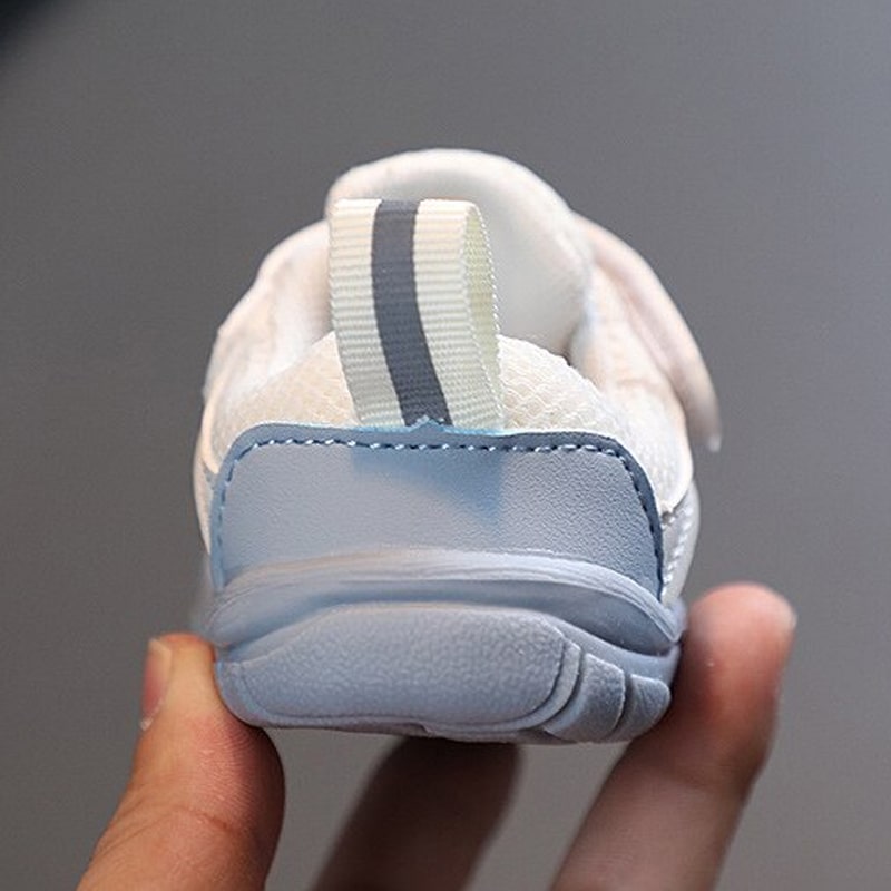 Flexibele babyschoenen op blote voeten