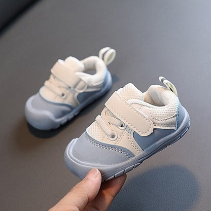 Flexibele babyschoenen op blote voeten