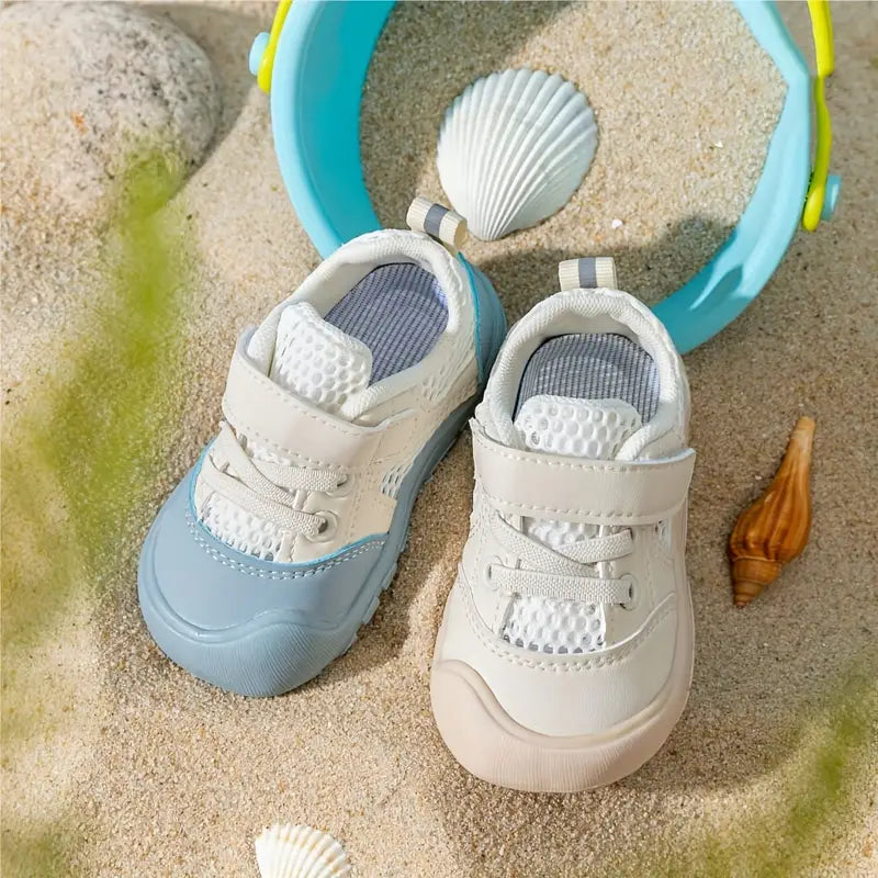 Flexibele babyschoenen op blote voeten